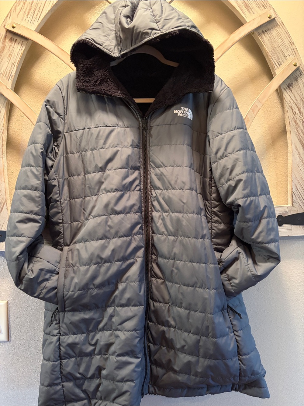 The North Face women’s Hooded Puffer Jacket - Gray